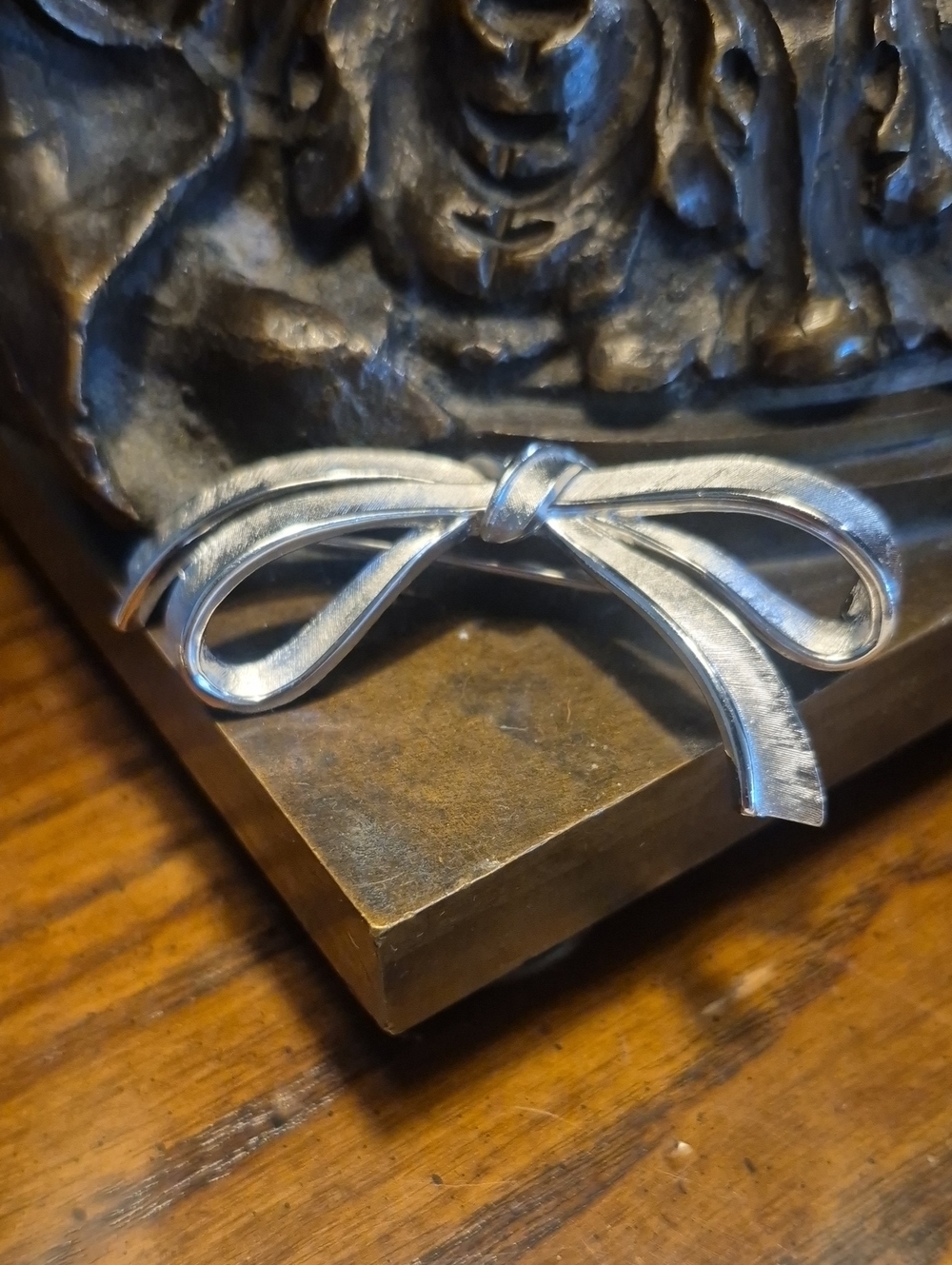 CROWN TRIFARI SILVERTONE BOW BROOCH PIN